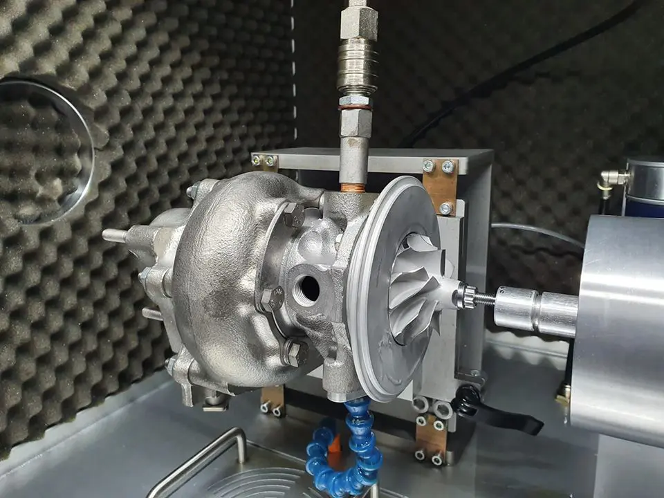 Turbo à géométrie variable en cours de calibration sur banc d'essai